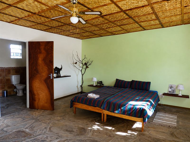 Schlafzimmer mit eigenem Bad im Gästebungalow